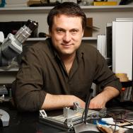 A portrait of Silman Bensmaia in the lab